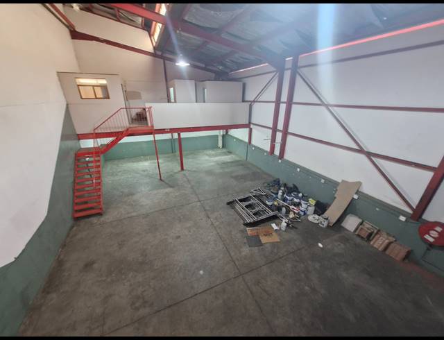 262M² WAREHOUSE TO LET IN JET PARK